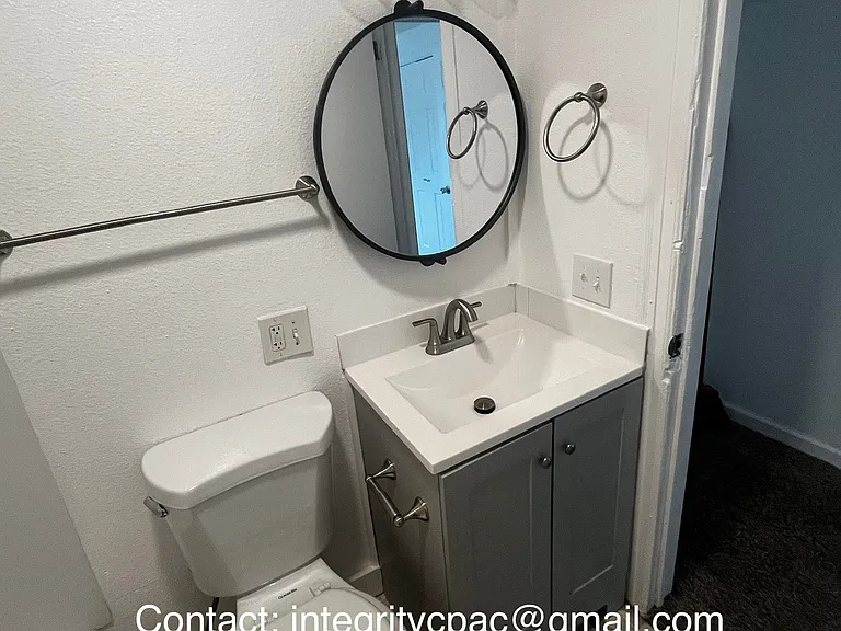 Updated bathroom, family rentals in Gainesville, Texas