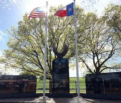Medal of Honor Park, Gainesville, Texas: US and Texas flags flying in park